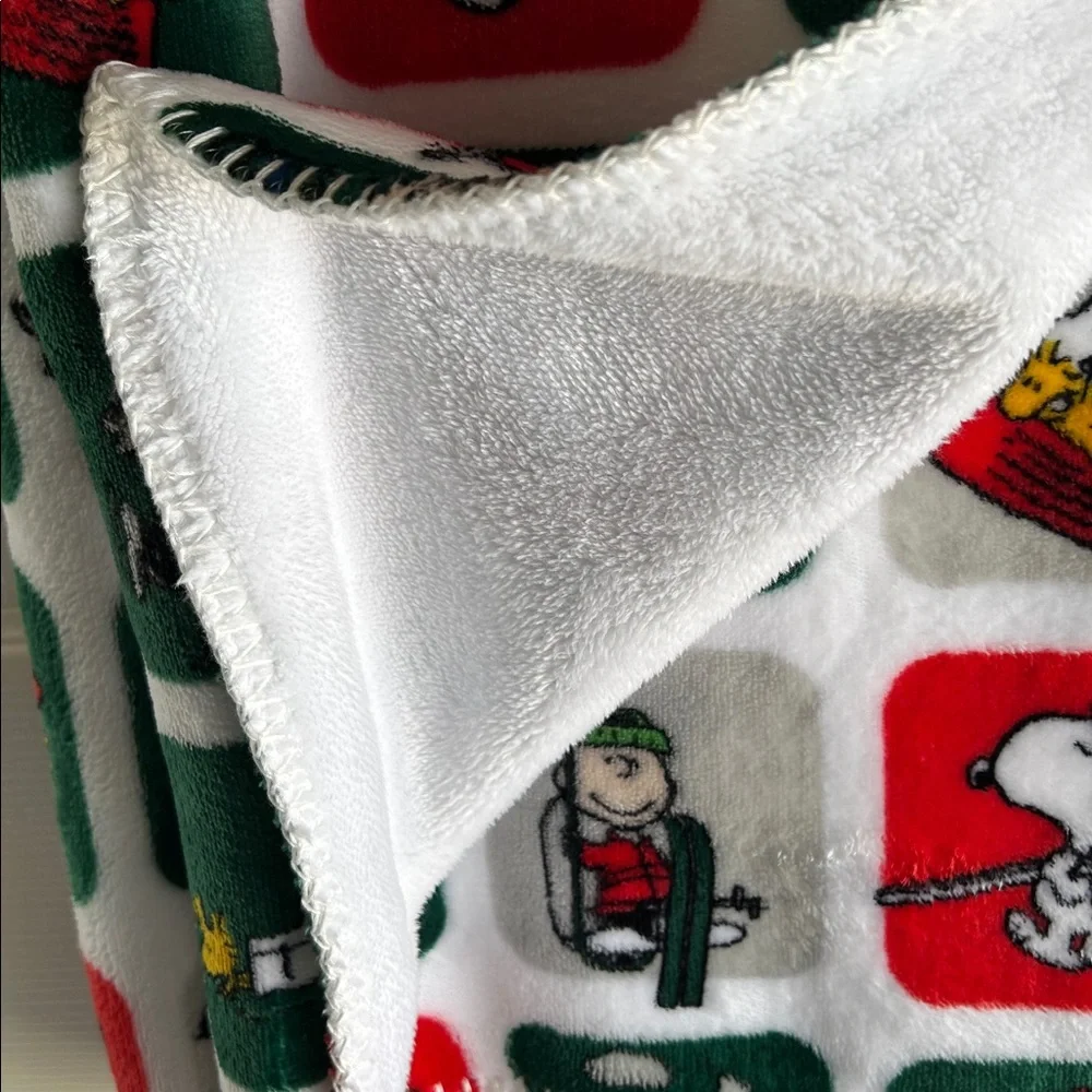 Peanuts Festive Fleece Blanket with Red and Green